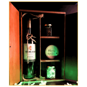 Botella de 750ml + copa de vino + Galletas + almendra de cacao + caja de madera
